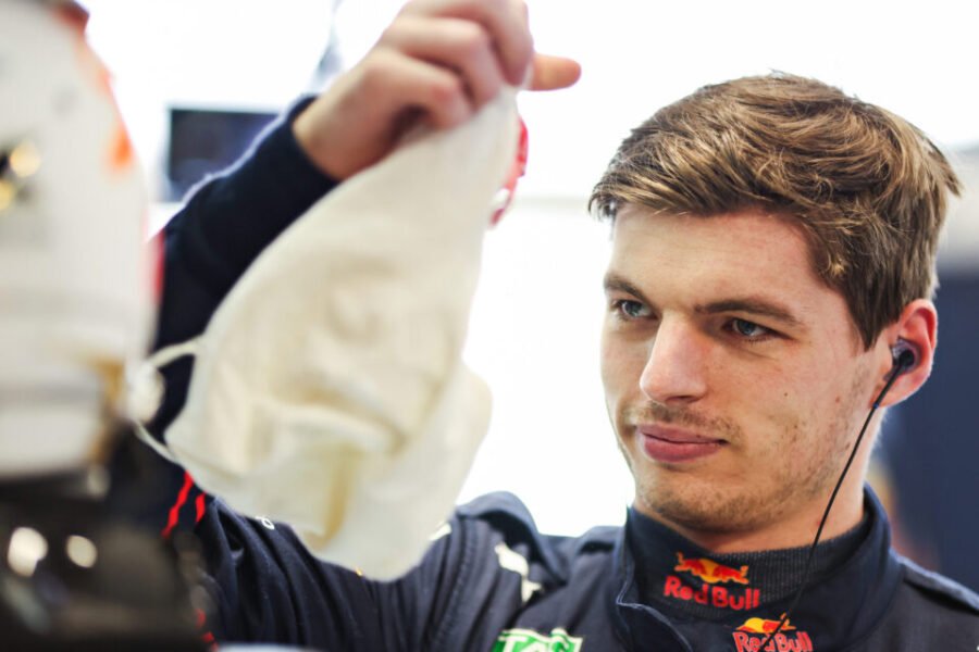 Max Verstappen renova o contrato com a Red Bull F1