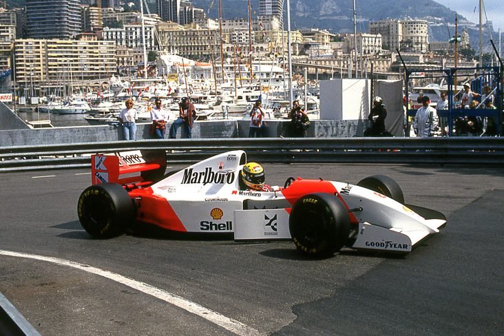 Ayrton Senna vence o GP de Mônaco 1993, depois do susto devido a batida de quinta-feira