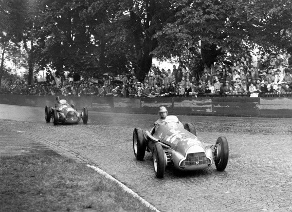 Juan Manuel Fangio, vence o título de F1 em 1951, pela equipe Alfa Romeo.