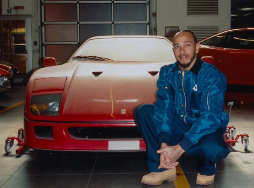 Lewis Hamilton encontrou uma Ferrari F40 esquecida por 30 anos. Então fez o que qualquer apaixonado por Ferrari faria: levou o carro para Maranello.