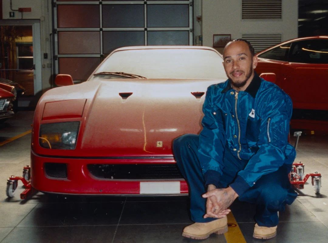 Lewis Hamilton encontrou uma Ferrari F40 esquecida por 30 anos. Então fez o que qualquer apaixonado por Ferrari faria: levou o carro para Maranello.