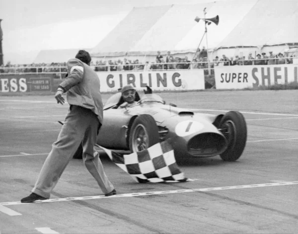 Ferrari D50, Juan Manuel Fangio e o emocionante desfecho do Mundial de 1956, marcado por velocidade, rivalidade e pelo inesquecível gesto de Peter Collins em Monza