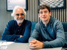 Franco Colapinto continuará no grid da Fórmula 1 em 2027. A Alpine confirmou nesta quinta-feira (27) a renovação do contrato do piloto argentino