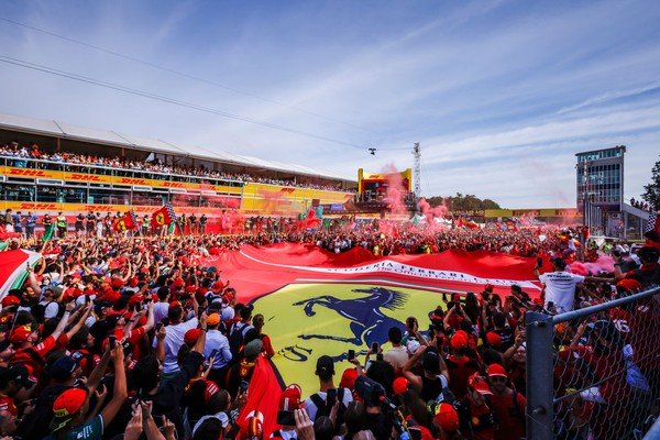 A vitória histórica do piloto da Mercedes no GP da Itália transformou a imprensa italiana e o público de Monza em uma grande celebração ao novo ídolo do automobilismo nacional