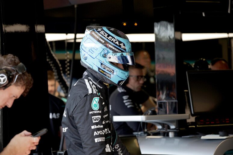 Russell domina o TL2 em Baku, Mercedes faz dobradinha e Lindblad bate novamente