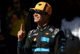 Norris conseguiu superar Antonelli por apenas 11 milésimos de segundo, enquanto Verstappen e Hamilton completaram uma primeira fila e segunda fila recheadas de campeões e protagonistas da temporada.