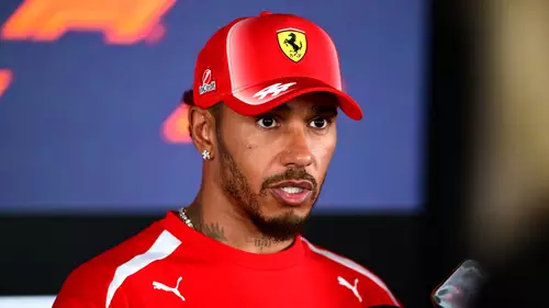 A comunicação entre Hamilton e seu engenheiro de corrida, Carlo Santi, começou com a Ferrari informando que o Safety Car havia sido acionado.