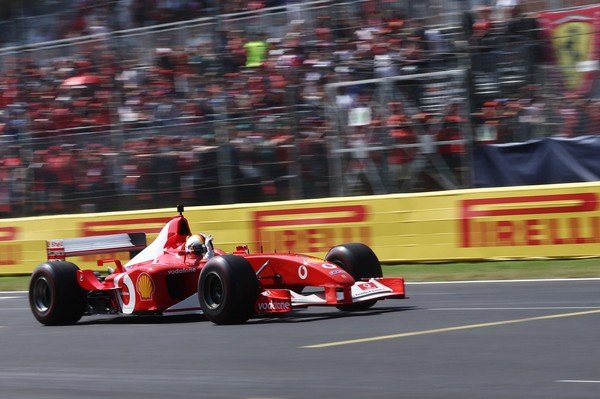 Sebastian Vettel voltou a pilotar um carro de Fórmula 1 no último fim de semana, mas a experiência em Monza esteve muito distante de uma simples demonstração. Ao assumir o volante da Ferrari F2002 de Michael Schumacher