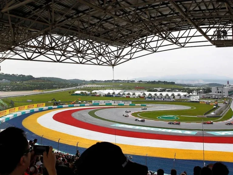 F1 em Sepang: Verstappen lidera TL1, Leclerc responde no TL2 e calor vira desafio extra