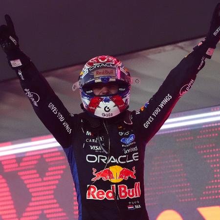 Max Verstappen comemora vitória no GP de Singapura de Fórmula 1 em 2026.