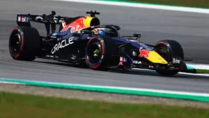 Verstappen vence corrida caótica em Sepang, e Hamilton conquista pódio após recuperação espetacular
