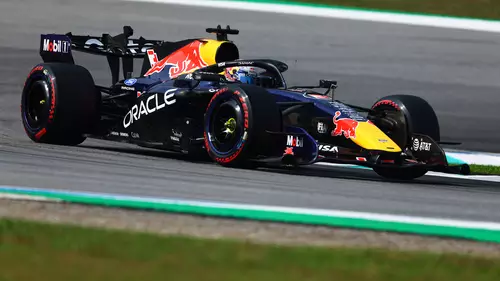Verstappen vence corrida caótica em Sepang, e Hamilton conquista pódio após recuperação espetacular