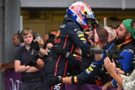 Max Verstappen vence o GP de Singapura de 2026, Charles Leclerc termina em segundo e Kimi Antonelli completa o pódio.