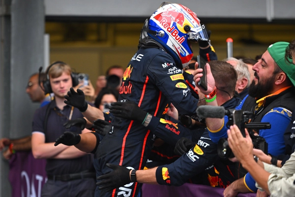 Max Verstappen vence o GP de Singapura de 2026, Charles Leclerc termina em segundo e Kimi Antonelli completa o pódio.
